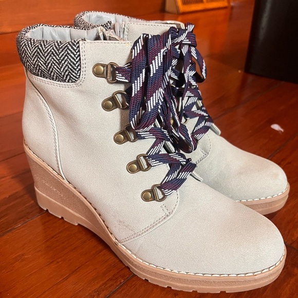 Maurice’s Size 10 NWT Women’s Light Grey Microsuede Booties / New Boots/ Wedges - Picture 1 of 8